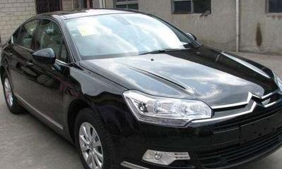 提新车时，懂车的人会立马把它“扔了”，而新手却把它当成“宝贝”